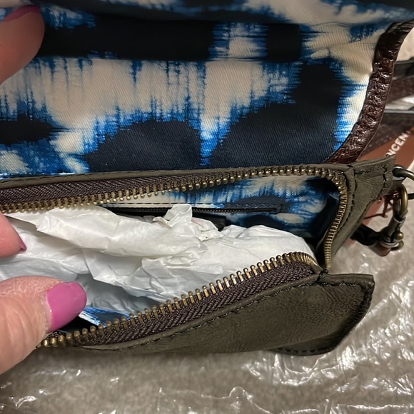 NWT Cynthia Vincent Super cute embroidery detailing on this Crossbody bag - Picture 5 of 9